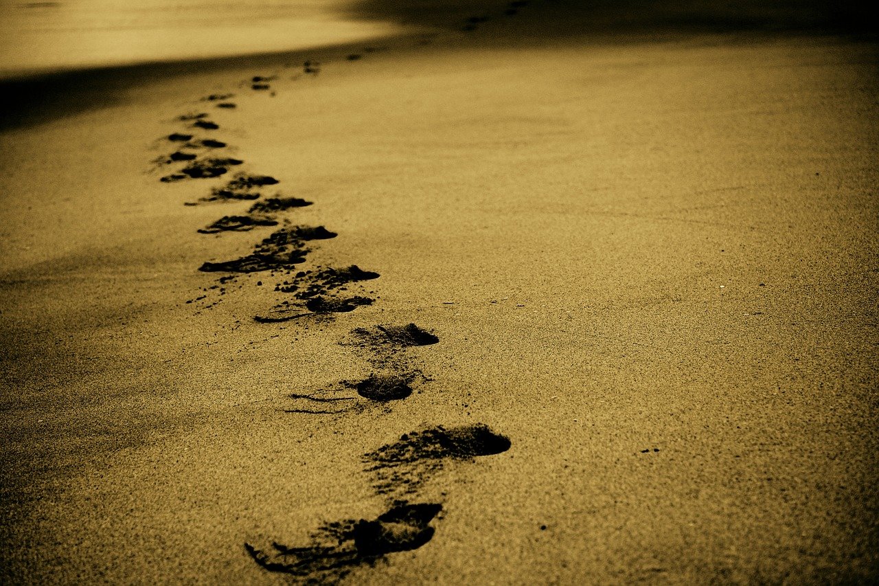 sand, footsteps, footprints-768783.jpg